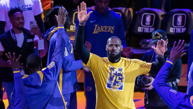 LeBron James choca manos con sus compañeros
